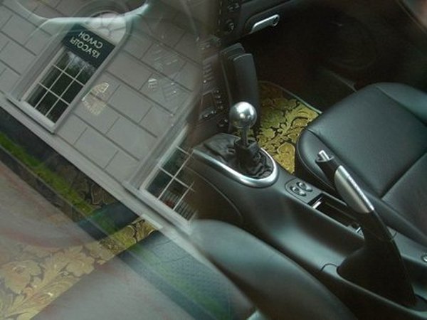 Золотой Порш на улицах Москвы