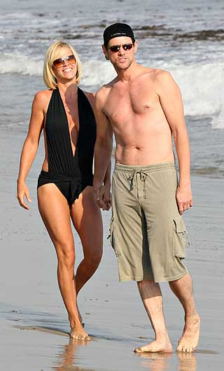 Джим Керри отжог на пляже