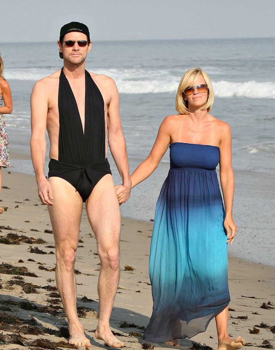 Джим Керри отжог на пляже