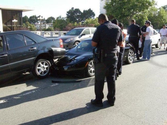 В аварию попал первый электрический спорткар