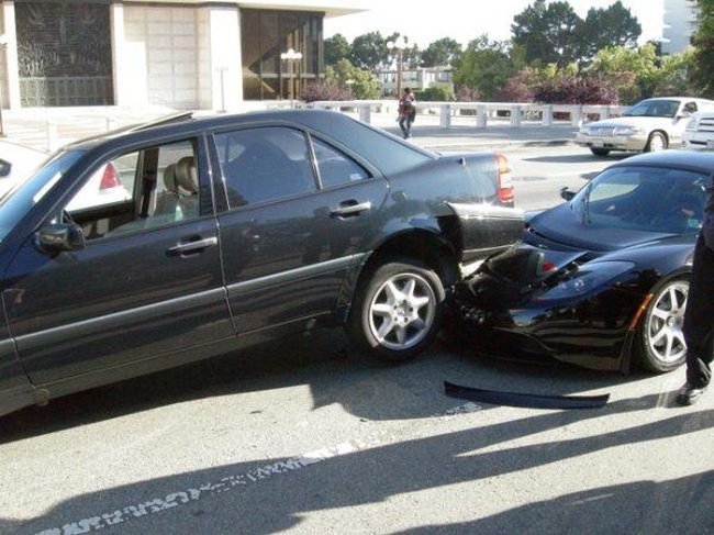 В аварию попал первый электрический спорткар