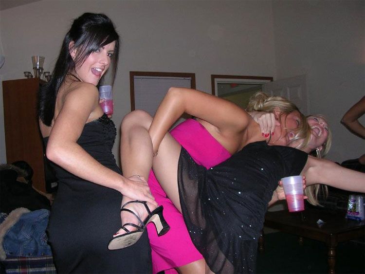 Пьяная сотрудница танцует на Новогоднем корпоративе голая фото