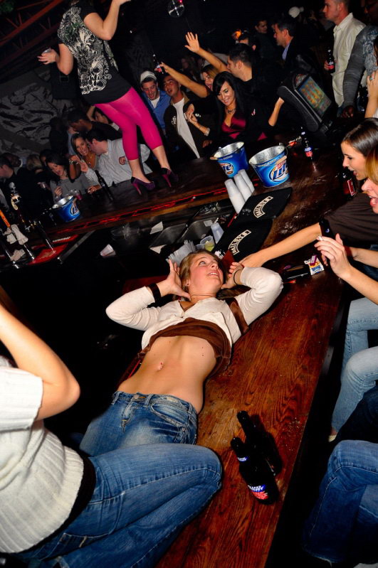 Пьяная студентка в чулках танцует стриптиз в ночном клубе