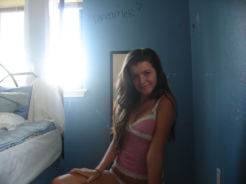 Студентка сидит голая на кровате в общаге фото