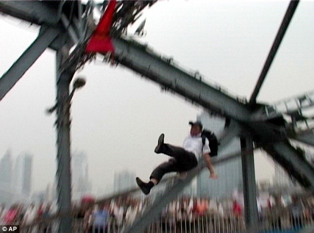 В Китае прохожий столкнул с моста угрожавшего самоубийством