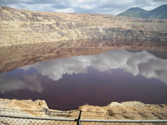 Самое токсичное озеро на планете