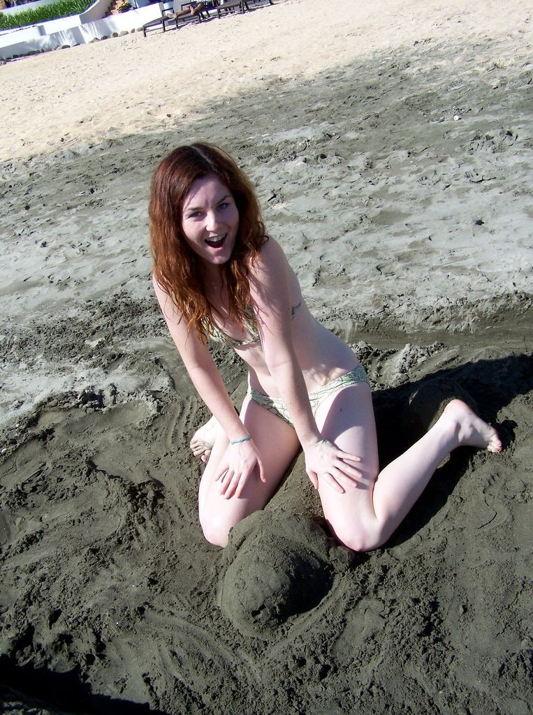 Девчата веселятся на пляже :)