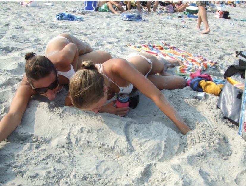 Девчата веселятся на пляже :)