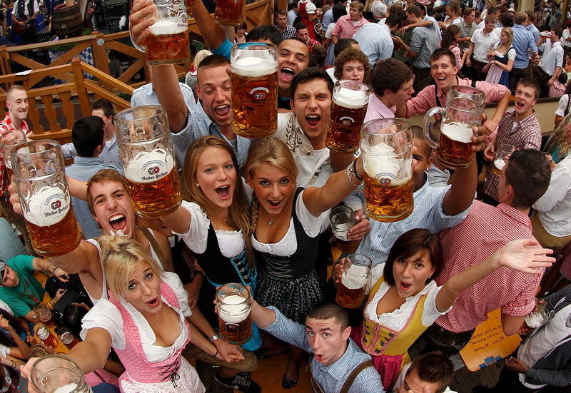 А в Мюнхене сейчас Окторберфест (праздник пива)