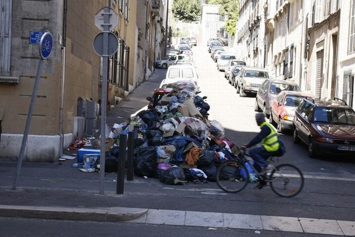 В Марселе сейчас забастовка мусорщиков