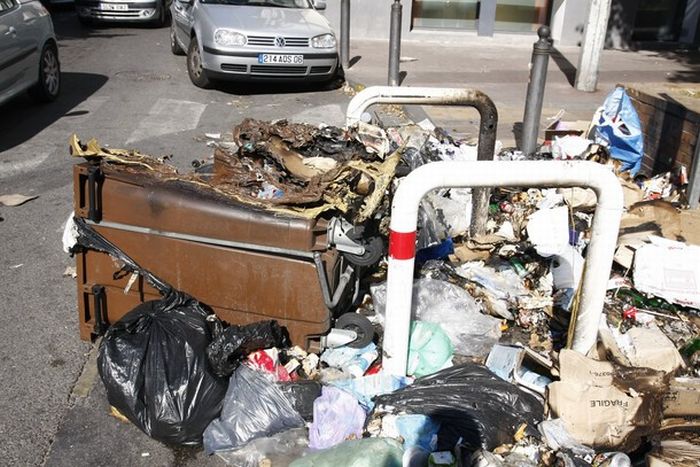 В Марселе сейчас забастовка мусорщиков