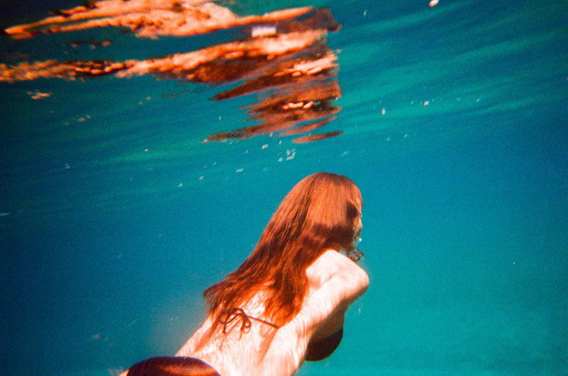 Рыжая девушка в купальнике