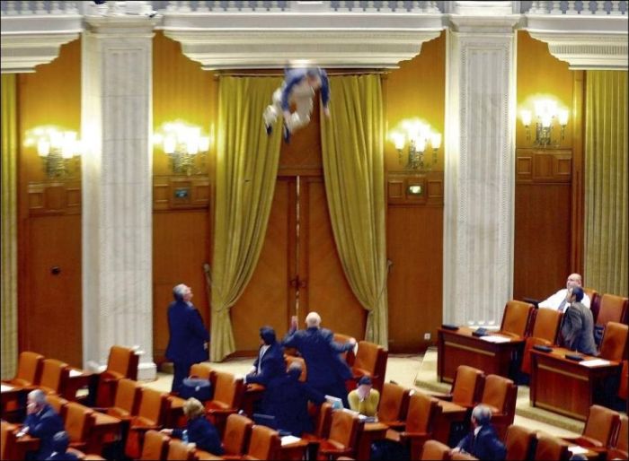 Попытка самоубийства в румынском парламенте