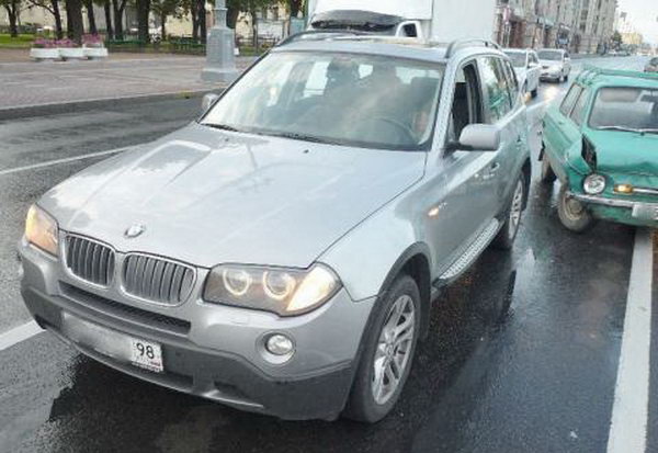 Запорожец врезался в BMW X3