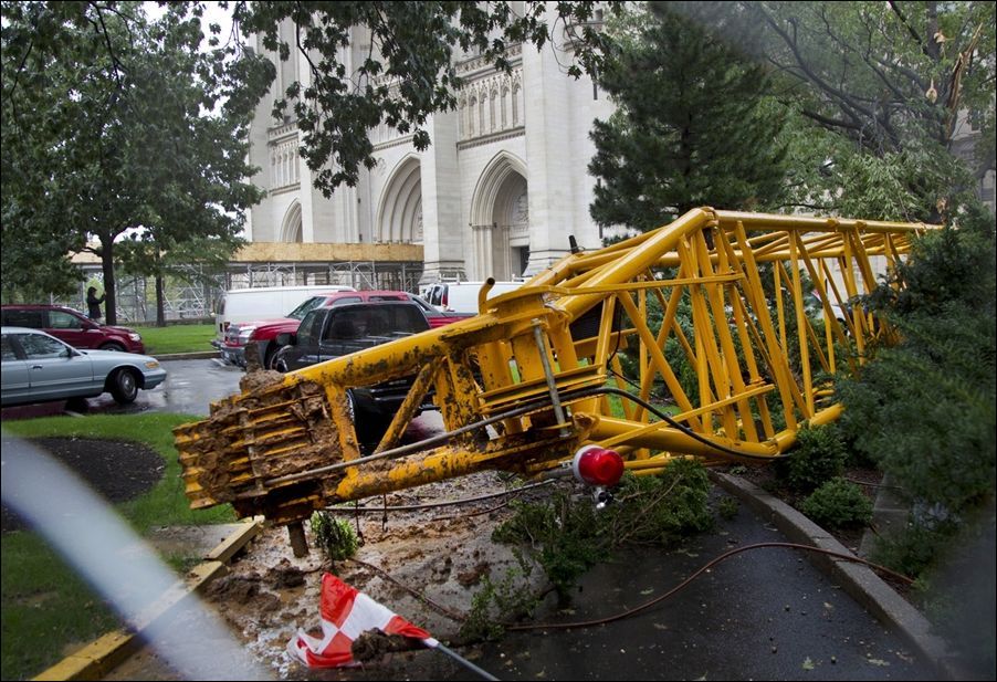 В Вашингтоне упал 500-тонный кран