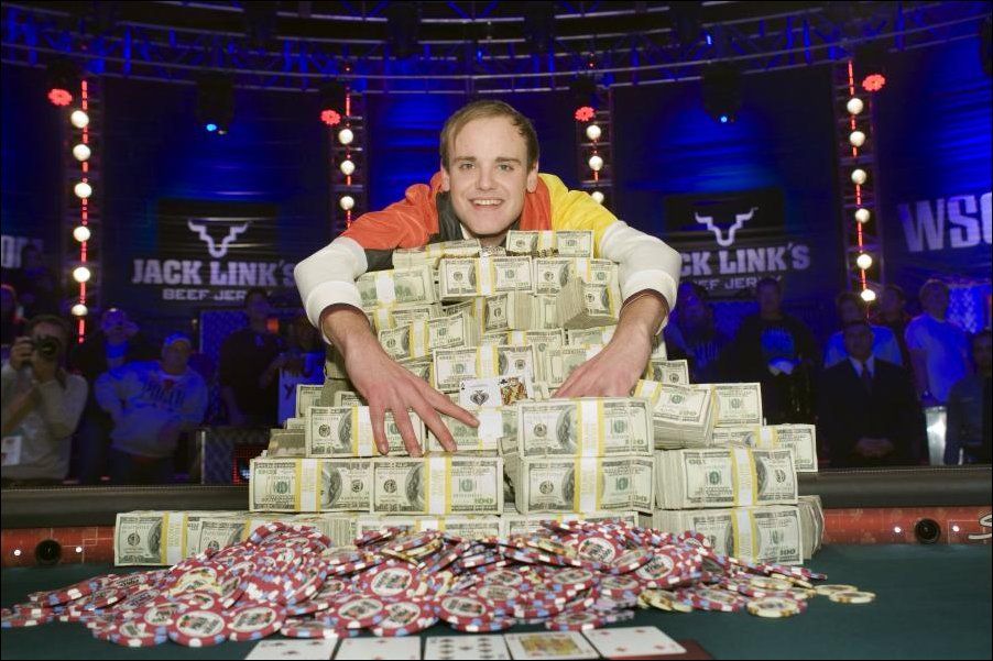 8.7 миллионов долларов и браслетик за победу в чемпионате по покеру