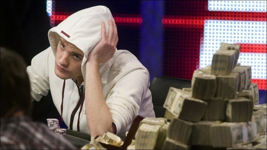 8.7 миллионов долларов и браслетик за победу в чемпионате по покеру