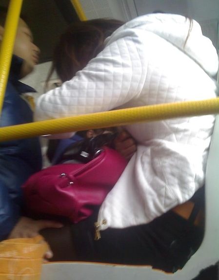 Девушкам опасно спать в общественном транспорте