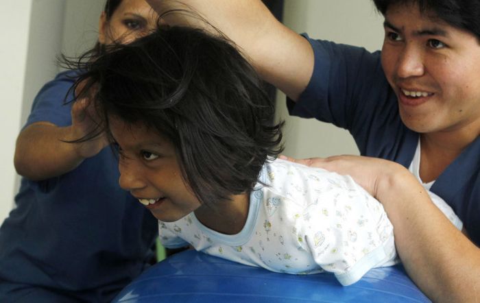 Девочка из Перу, родившаяся без конечностей