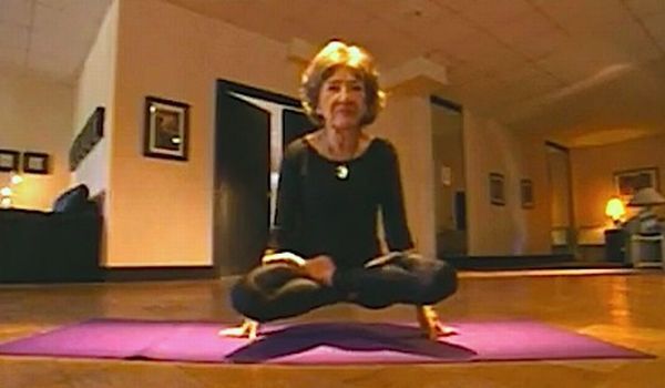 Старушка, которая в 92 года преподает йогу
