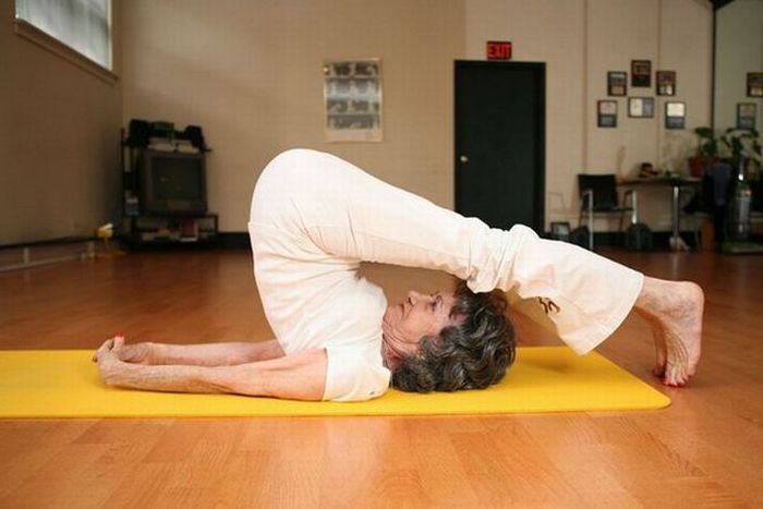 Старушка, которая в 92 года преподает йогу