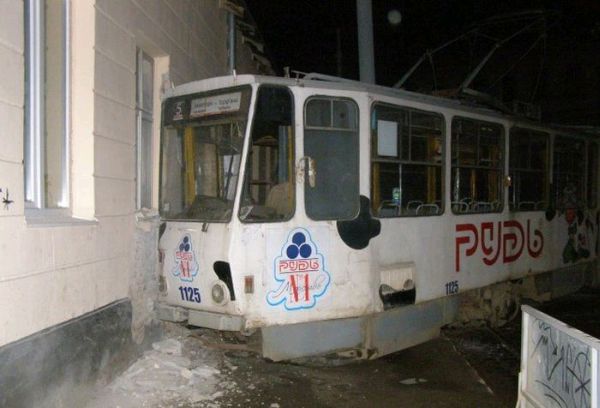 Во Львове угнали трамвай и протаранили стену дома