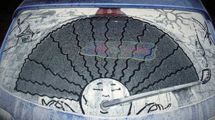 Рисунки на грязном автомобильном стекле