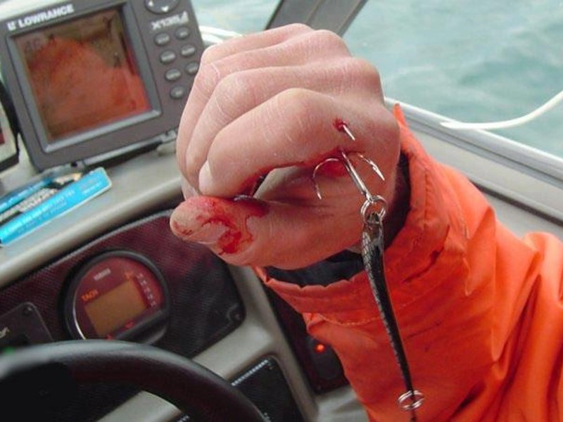 На рыбалке важно соблюдать технику безопасности