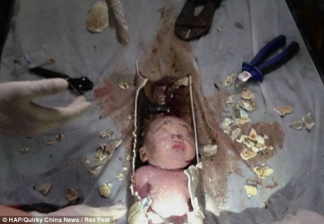 Мать выбросила новорождённого ребёнка в канализацию