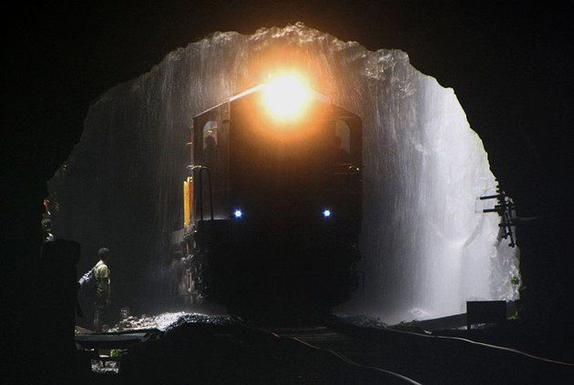 Железная дорога под водопадом