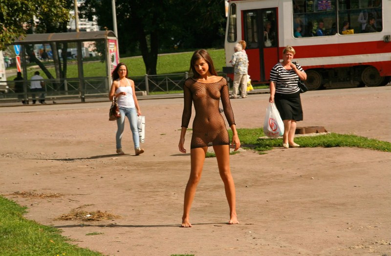 Голые девчонки на улицах русских городов фото