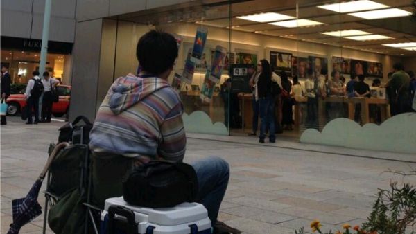 Мужчина занял очередь за новым iPhone 5S