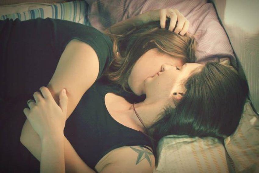 Русские лесбиянки целуются и занимаются куннилингусом