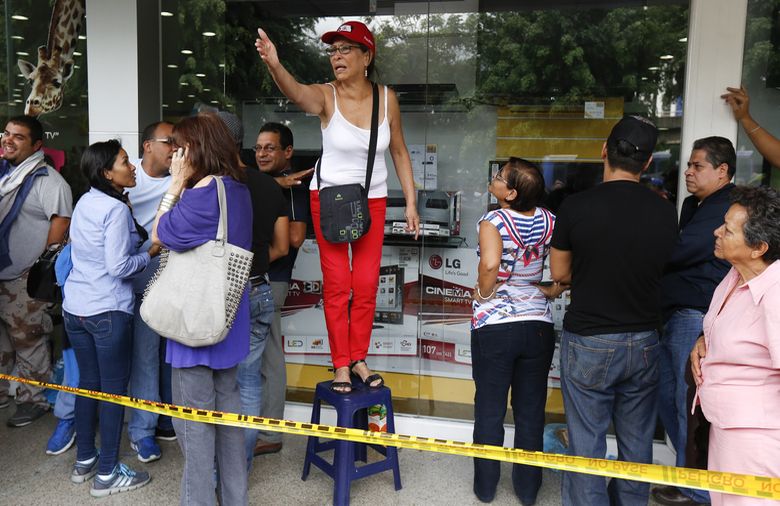 Безумие в Венесуэле: Армия захватила магазины и раздает товары почти бесплатно