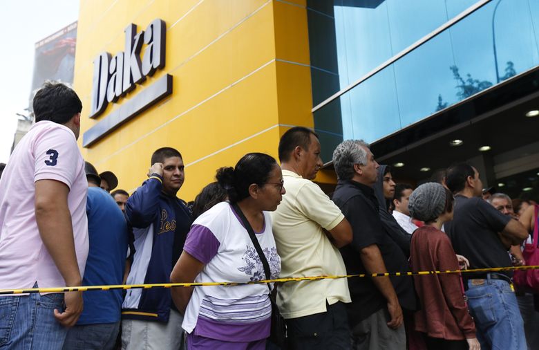 Безумие в Венесуэле: Армия захватила магазины и раздает товары почти бесплатно