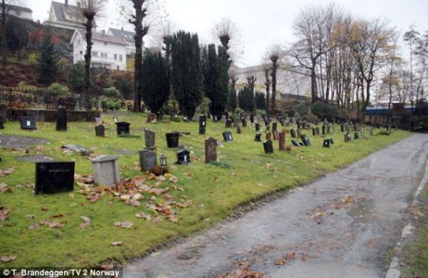 В Норвегии надгробные камни накрывают пакетами за неуплату