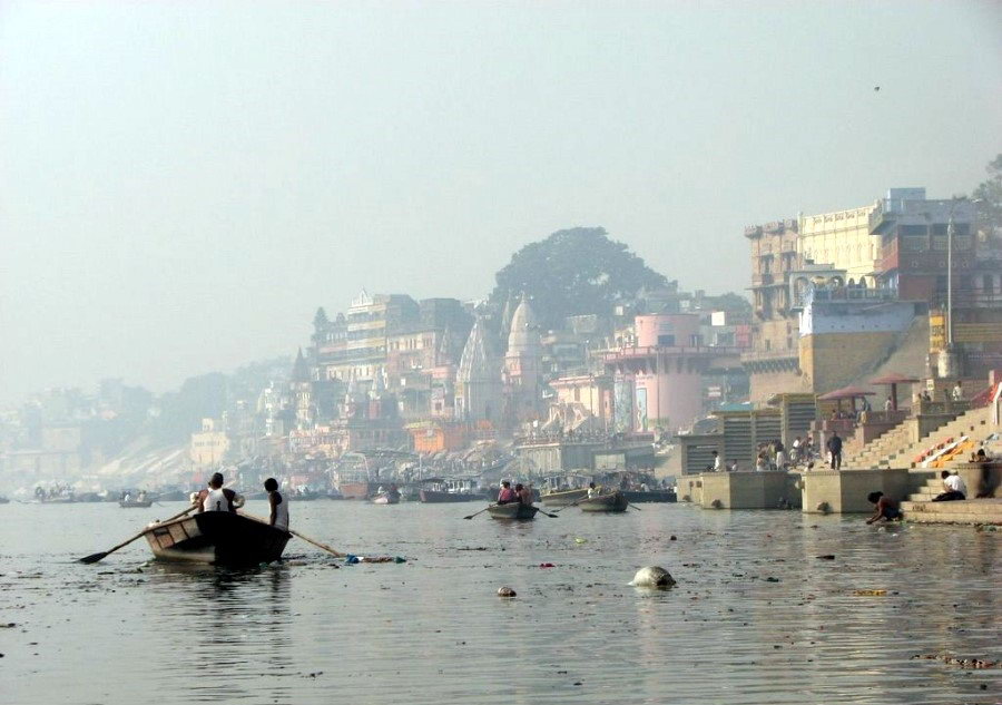 Жизнь на священной индийской реке Ганг