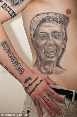 Фанат Майли Сайрус покрыл всё своё тело татуировками
