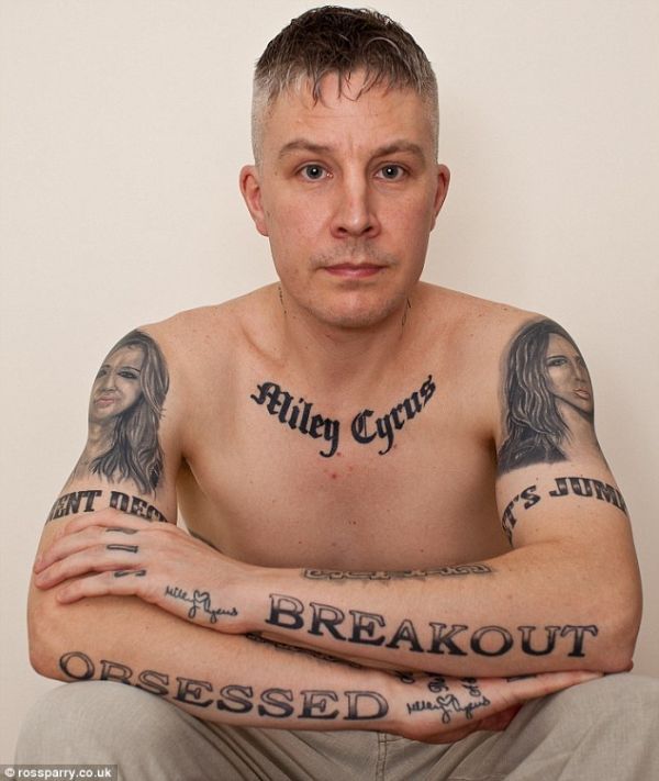 Фанат Майли Сайрус покрыл всё своё тело татуировками