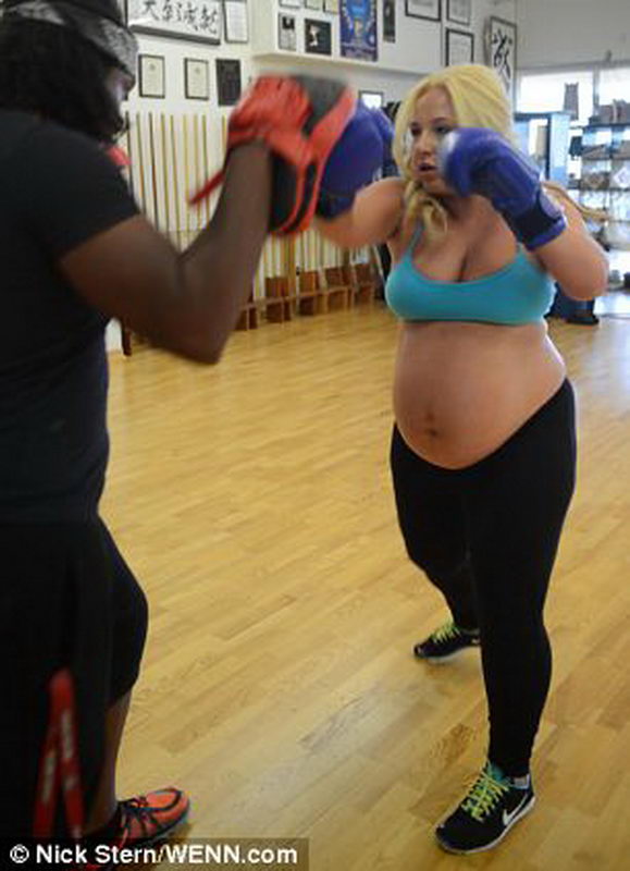 Каратистка продолжает тренировки на последнем сроке беременности