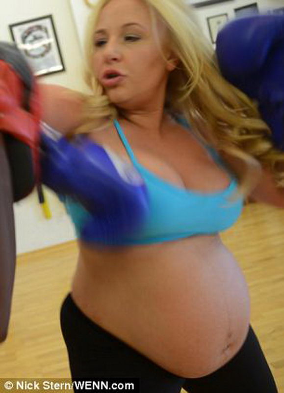 Каратистка продолжает тренировки на последнем сроке беременности