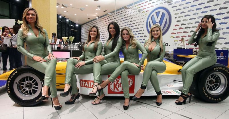 Девушки с бразильского авто-шоу