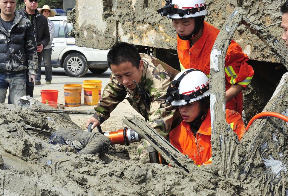 Китаянку чудом вызволили после столкновения с цементовозом