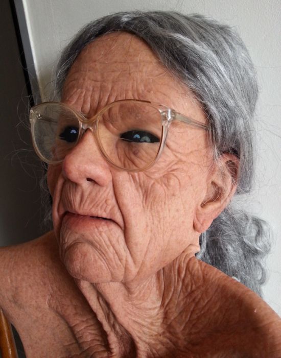 Реалистичная маска старой женщины