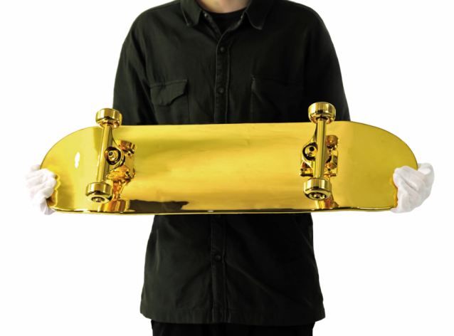 Позолоченный скейтборд для гламурных экстремалов