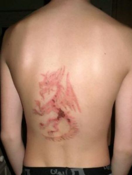 Как временные татуировки превращаются в постоянное шрамирование