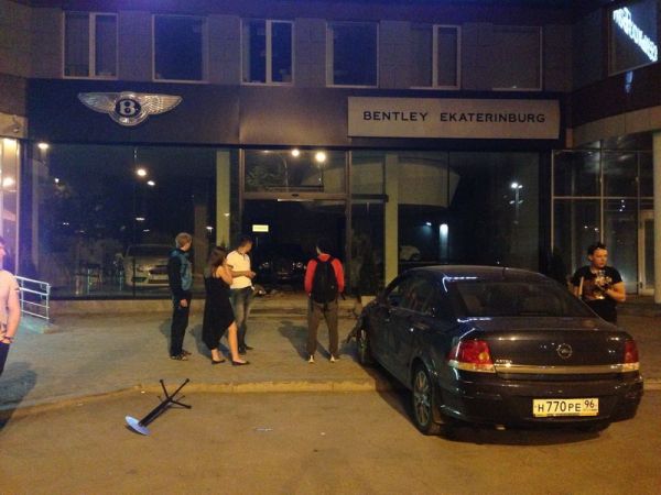 В Екатеринбурге водитель Опеля разгромил салон Бентли