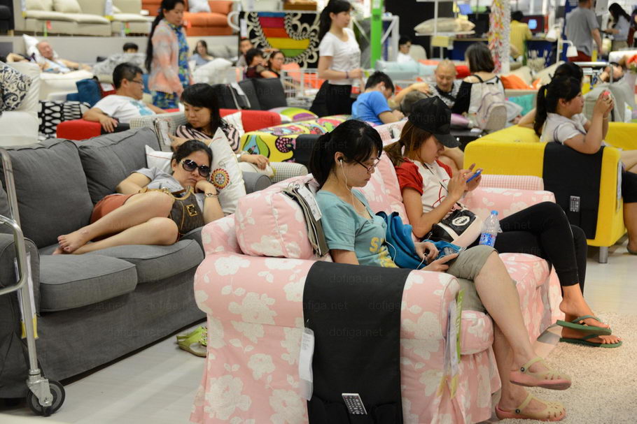 Зачем китайцы ходят в мебельные магазины