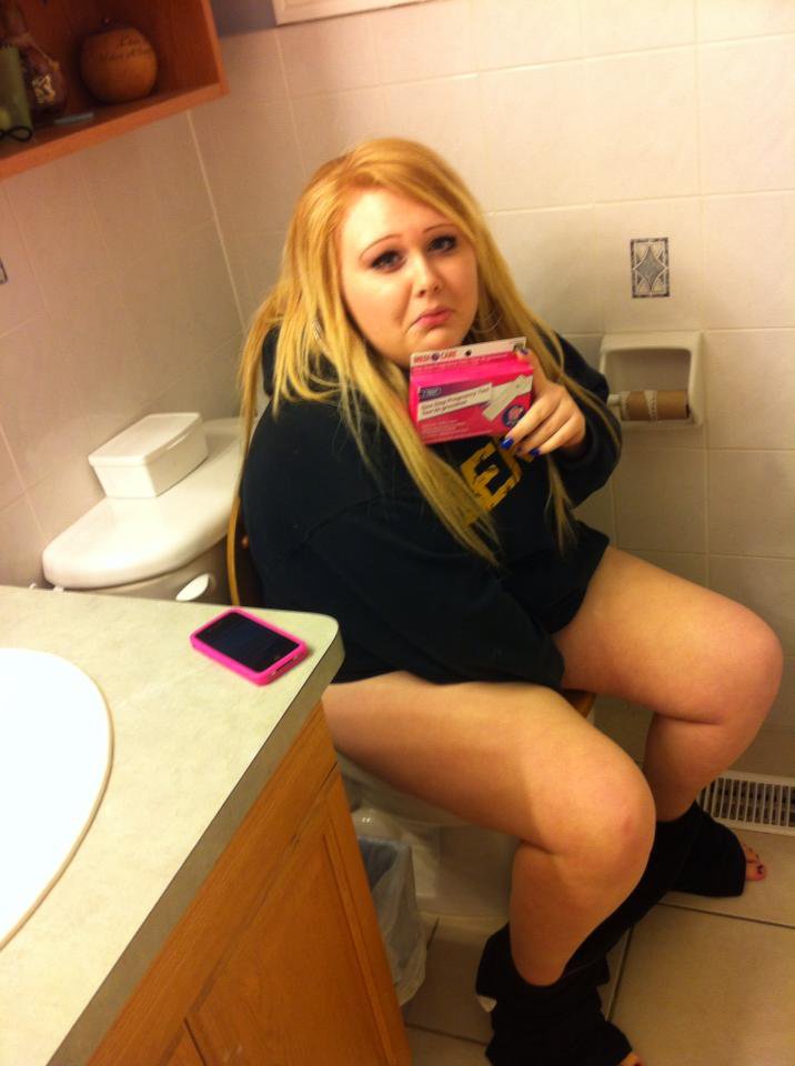 Гламурная блондинка раздевается в туалете