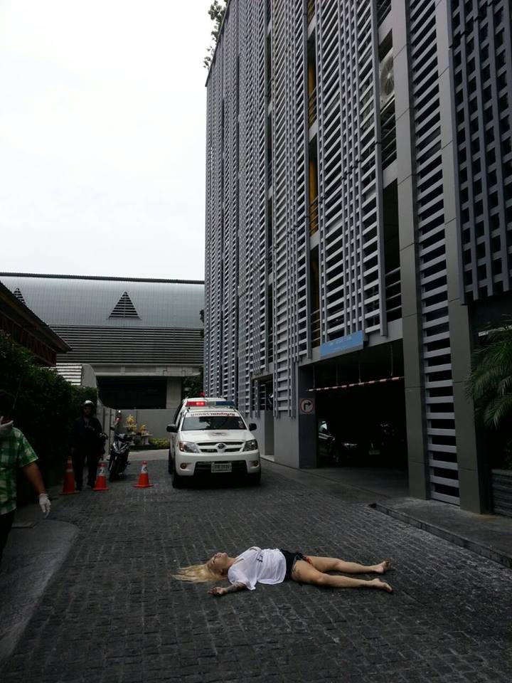Молодая девушка выпала из оконного проема многоэтажного здания